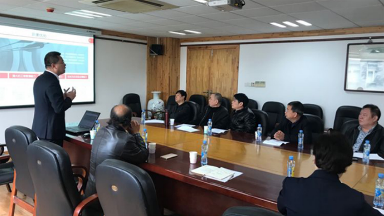 李德峰做报告 李德峰做报告