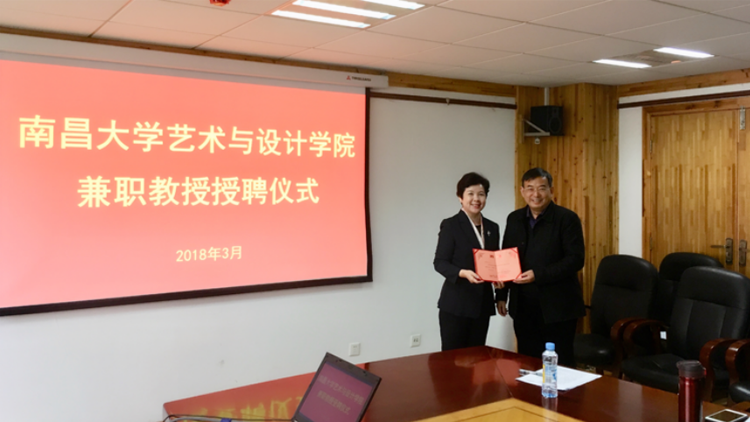 朱友林副校长为总裁张翠玲颁发聘书 朱友林副校长为总裁张翠玲颁发聘书